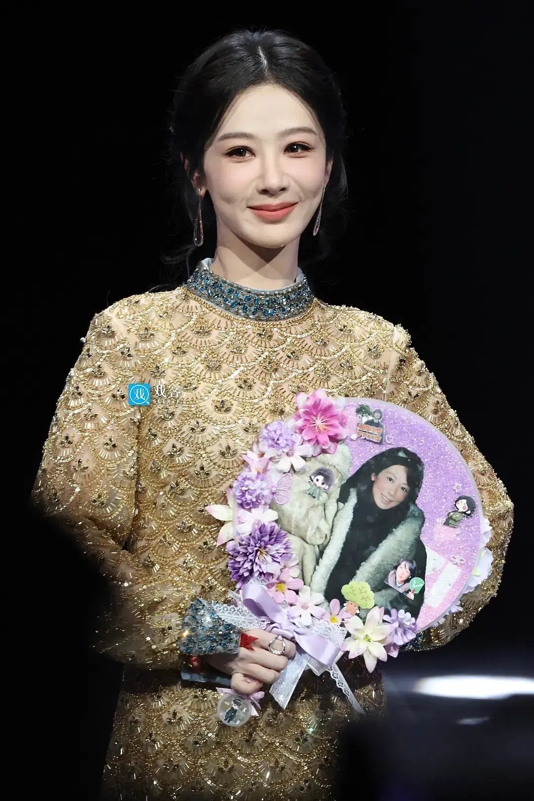 杨紫生图来咯,脸部状态怎么样？她是不是不适合做大表情 