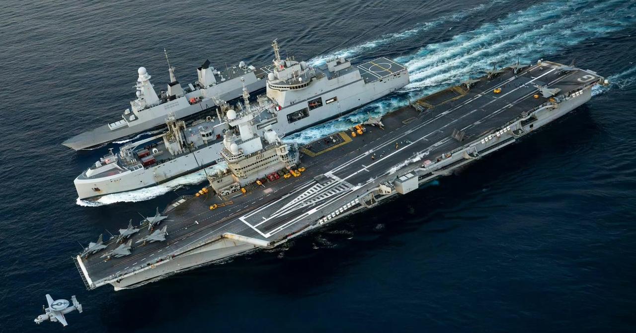 今日舰名：法国🇫🇷海军戴高乐号航空母舰编队航行……
弹射起飞式航母