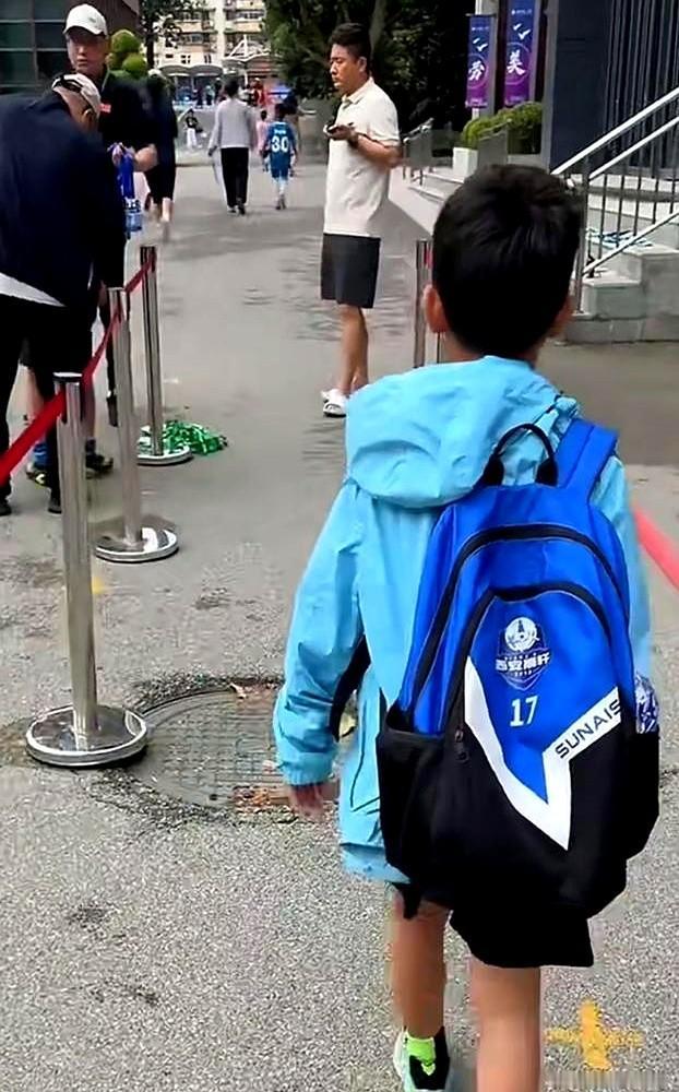 孙继海真敢说，8岁前别练射门、长传、头球，咱们这儿却急着体测、要成绩。

14岁