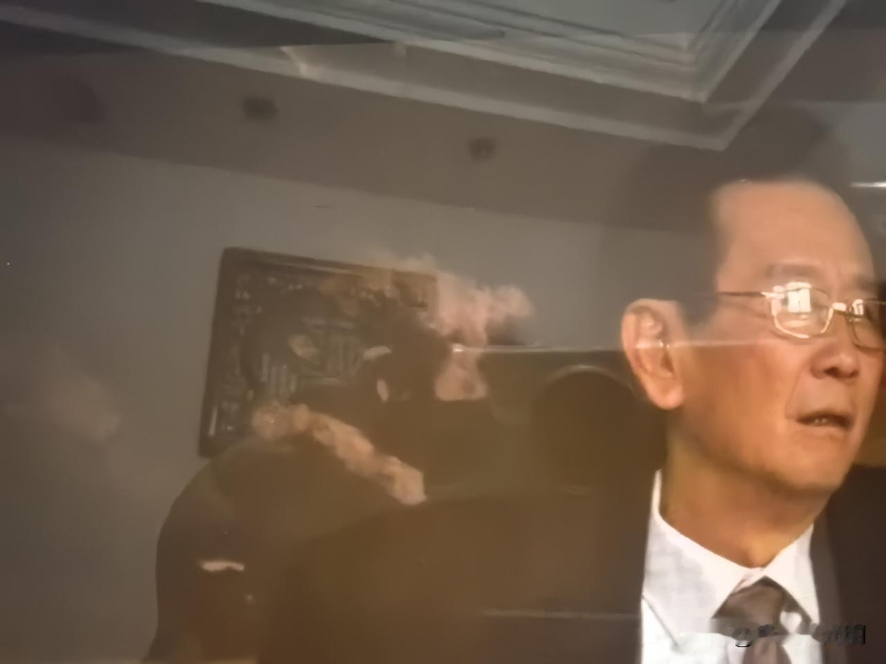 商人都唯利是图吗？不全是。
《生命树》里有对广东父子，姓丁，抱着开矿的目的，来到