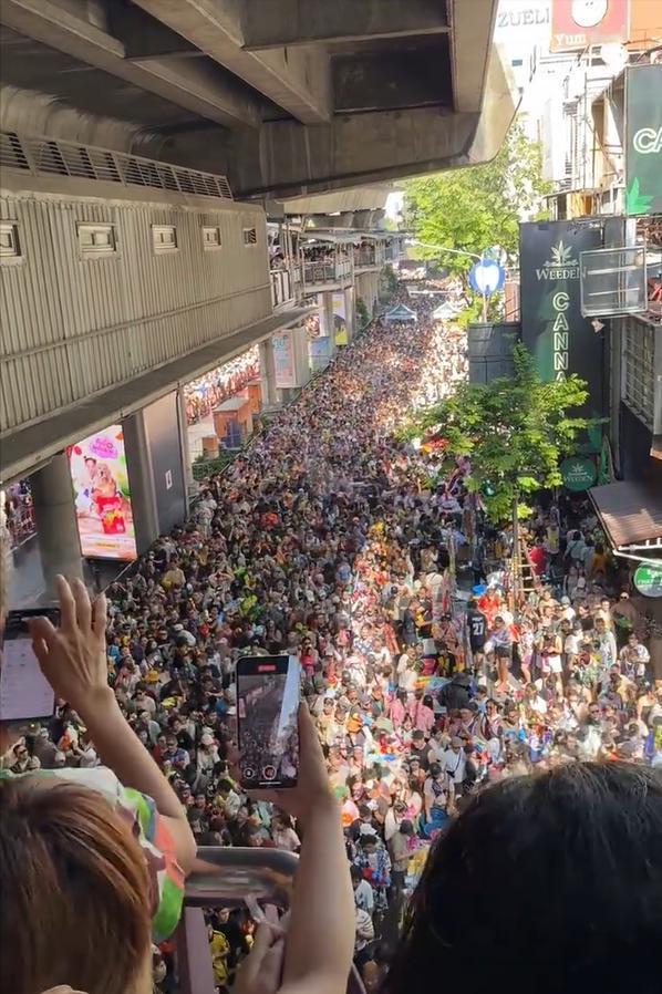 泰国泼水节变惊悚片？水枪喷的不是水是 “惊吓”。

本来是你泼我一下、我洒你一勺