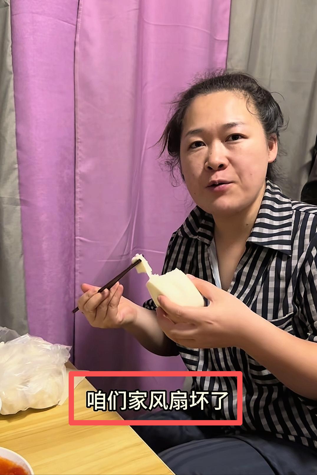 一个长相温婉的女子，做好西红柿炒蛋和一盘青菜，旁边是一袋馒头。她一边招呼旁边的丈