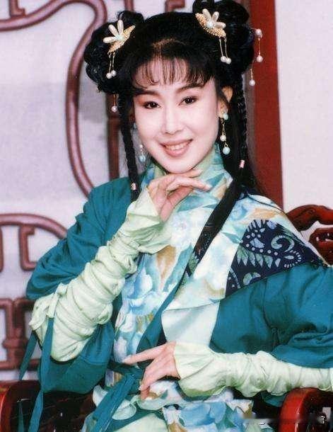 我一直觉得李碧莲是《新白娘子传奇》中最幸福的人，她从小就在父母的宠爱下长大，还有