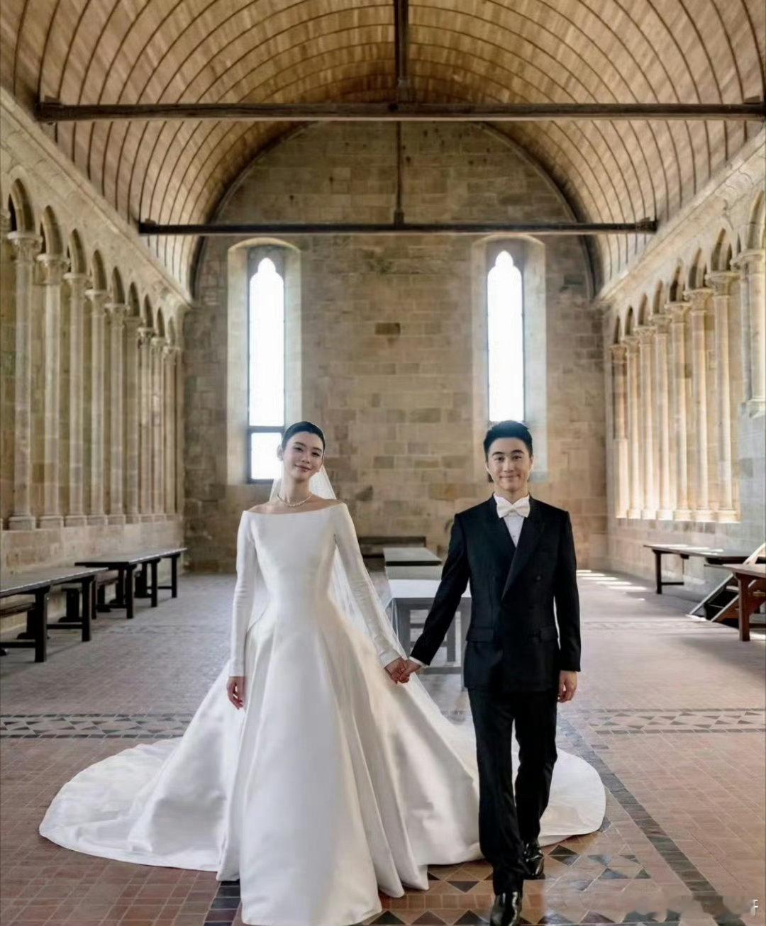 何猷君答谢宴穿了和婚礼同一件西服何猷君说我矮她半个头还要追小明 答谢宴现场何猷君