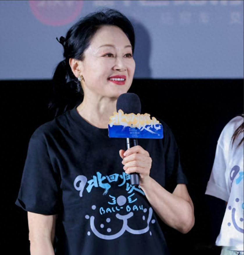 65岁王姬还在拍戏，儿子33岁仍需24小时照护，她到底在坚持什么？
最近刷到王姬
