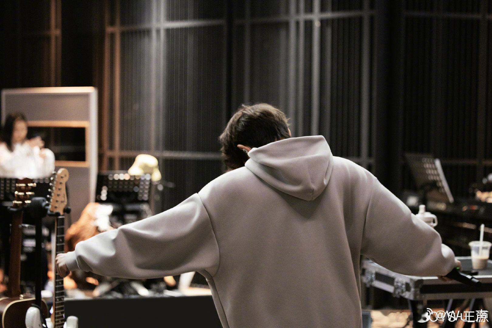 超话星愿池  超话新年许愿季 hug 拥抱，是一个温暖又有力量的词语。（互