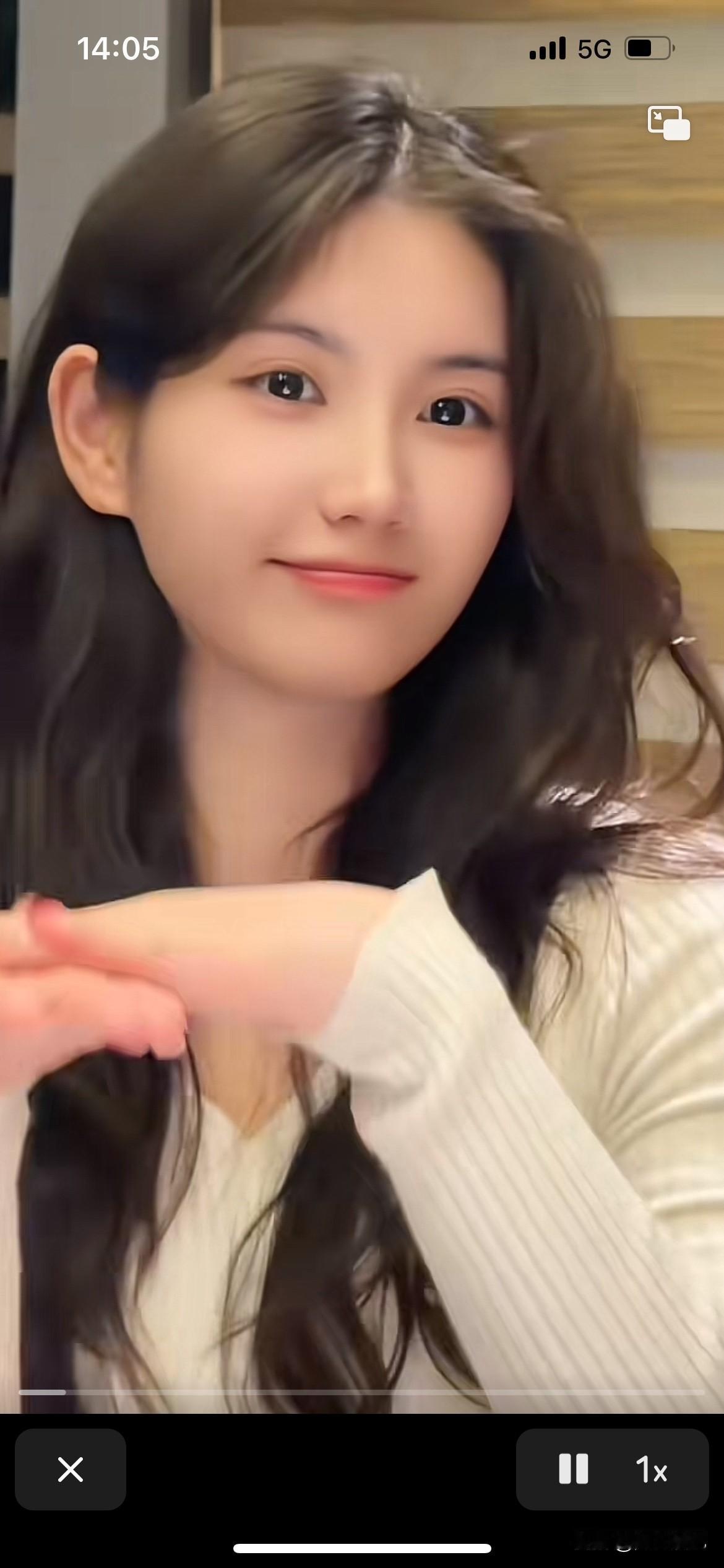 要说跨栏网红，吴艳妮老师还是比不过夏思凝，看看这个美女就知道网红嘴美的人，吴艳妮