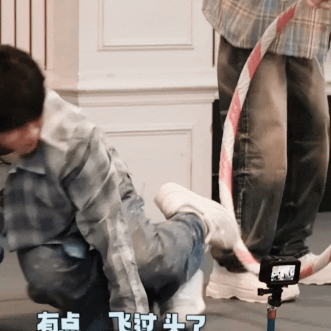 呆比兔子坐地上傻乐 