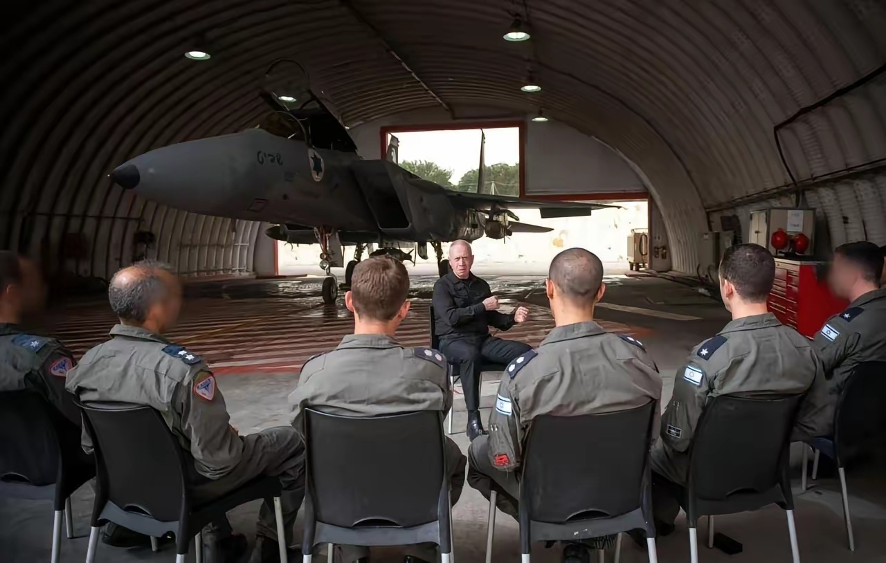 以色列前国防部长发布了这张照片并评论道：“祝你好运。”