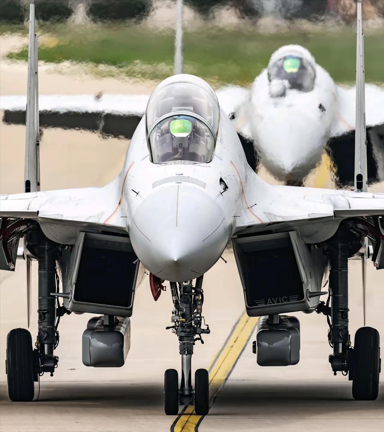 歼-15D电子战战斗机，全球唯一一款重型舰载电子战战机。弹射歼15 歼15ce 