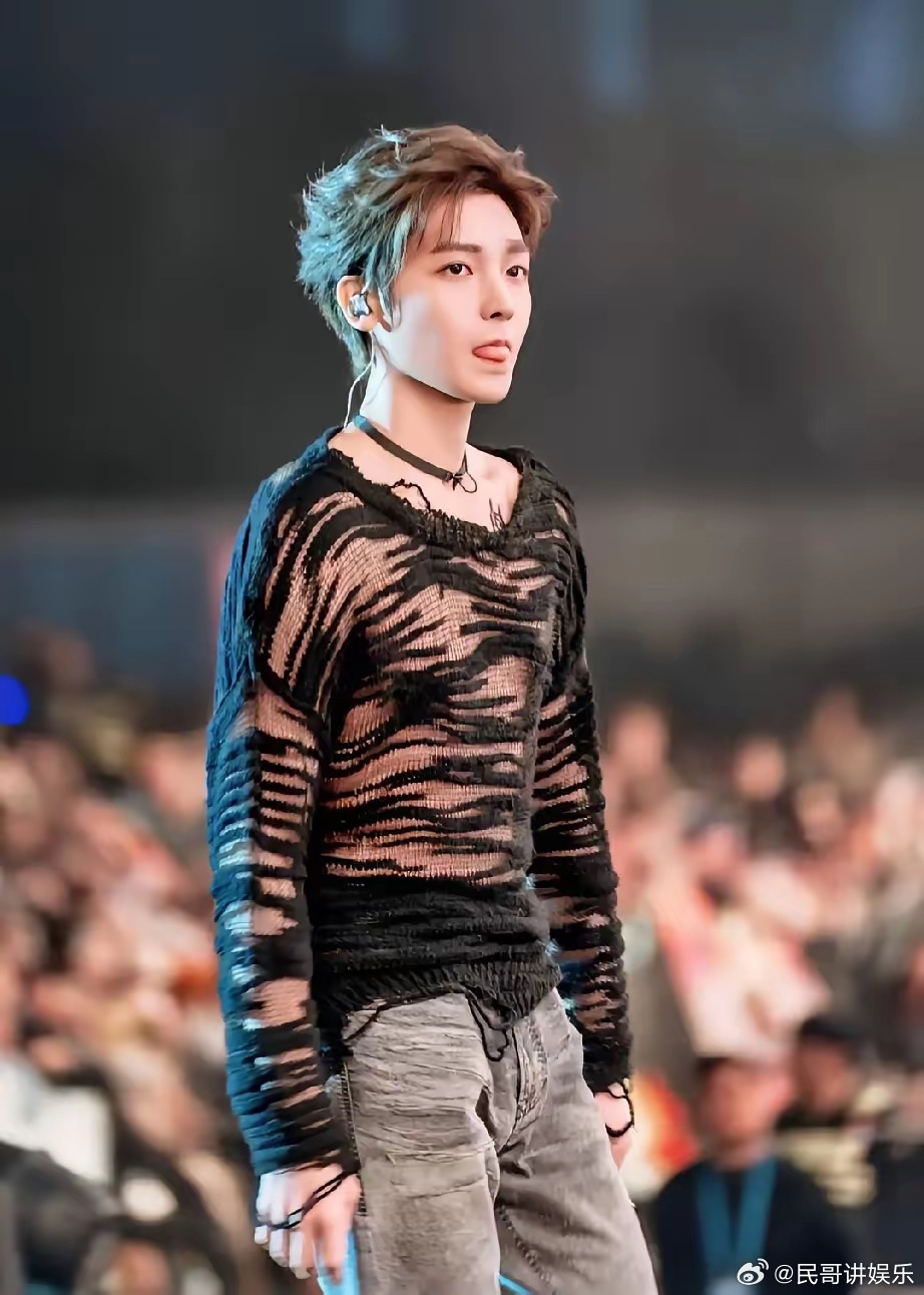 有个事我一直不敢说我发现侯明昊有一个习惯。在网上，经常刷到侯明昊在片场或者综艺花