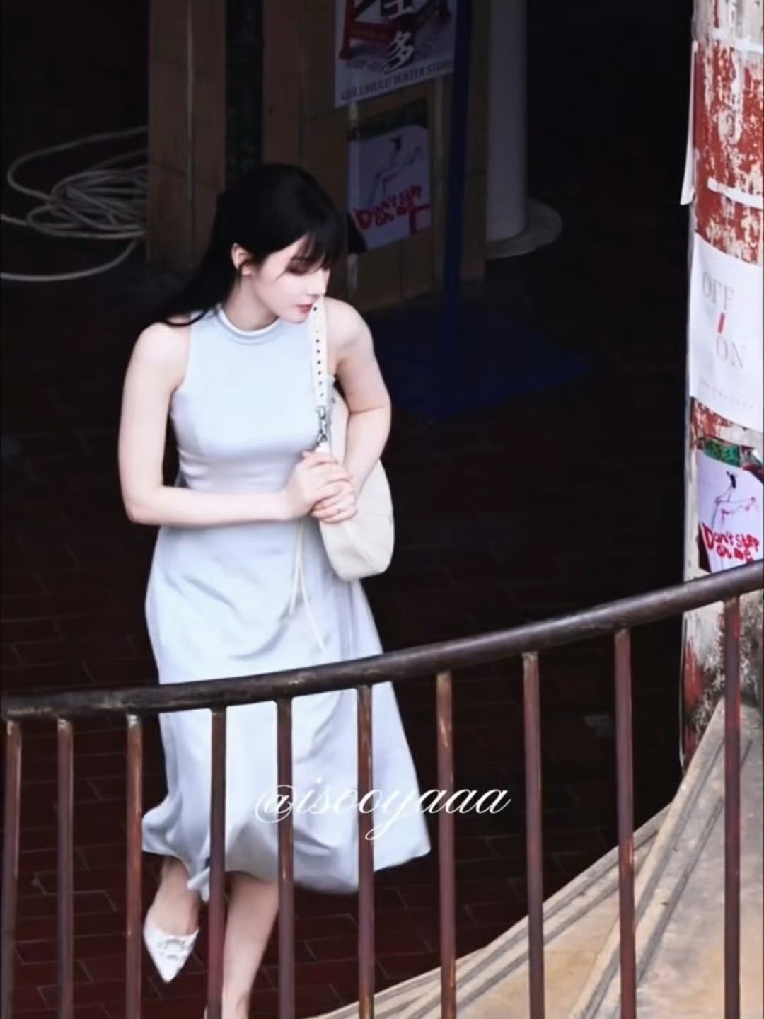 迪丽热巴卫蓝白色连衣裙 清新白裙搭配甜美元气齐刘海，是谁被美到了我不说～ ​​​