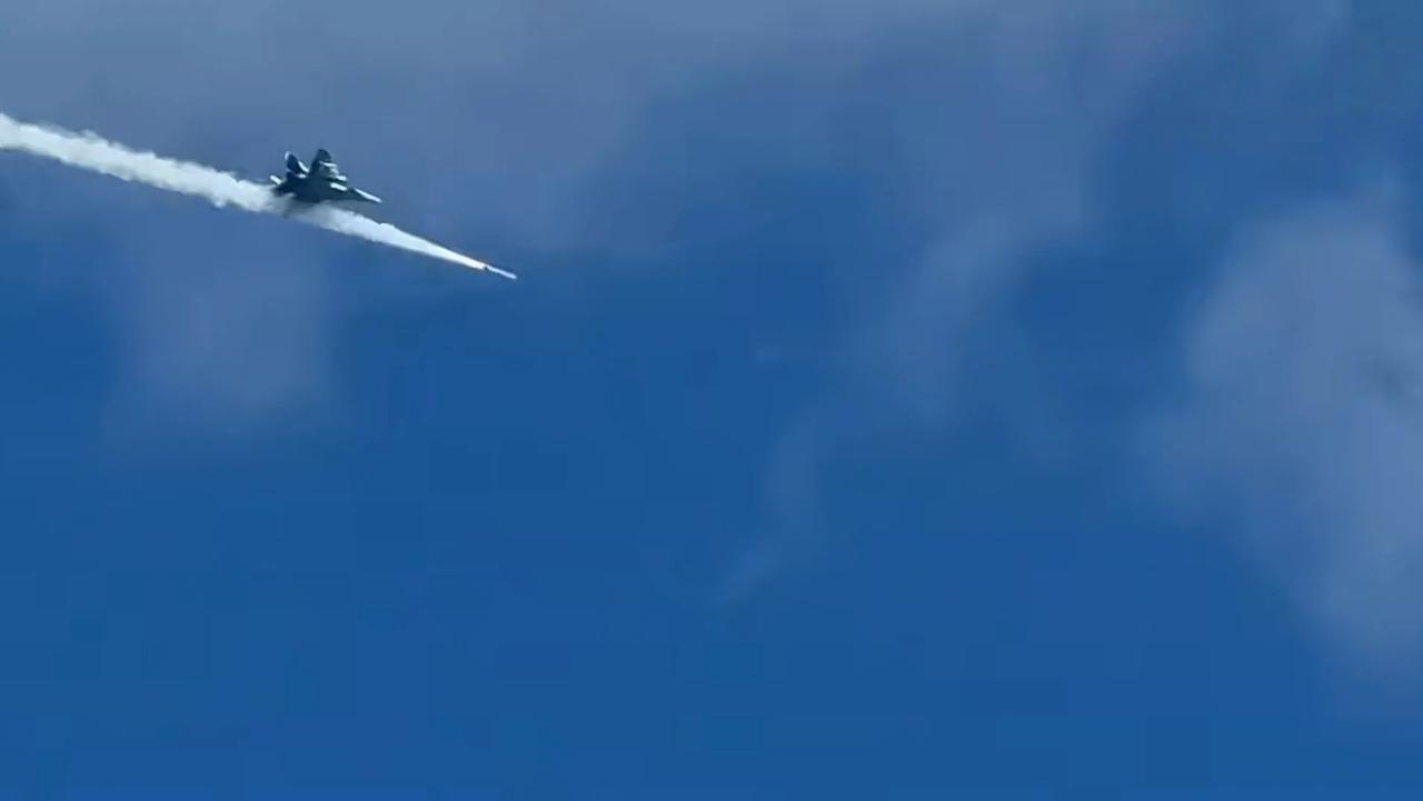 乌克兰空军米格-29战斗机发射一枚空空导弹，打爆了一架俄军的“天竺葵”无人机。