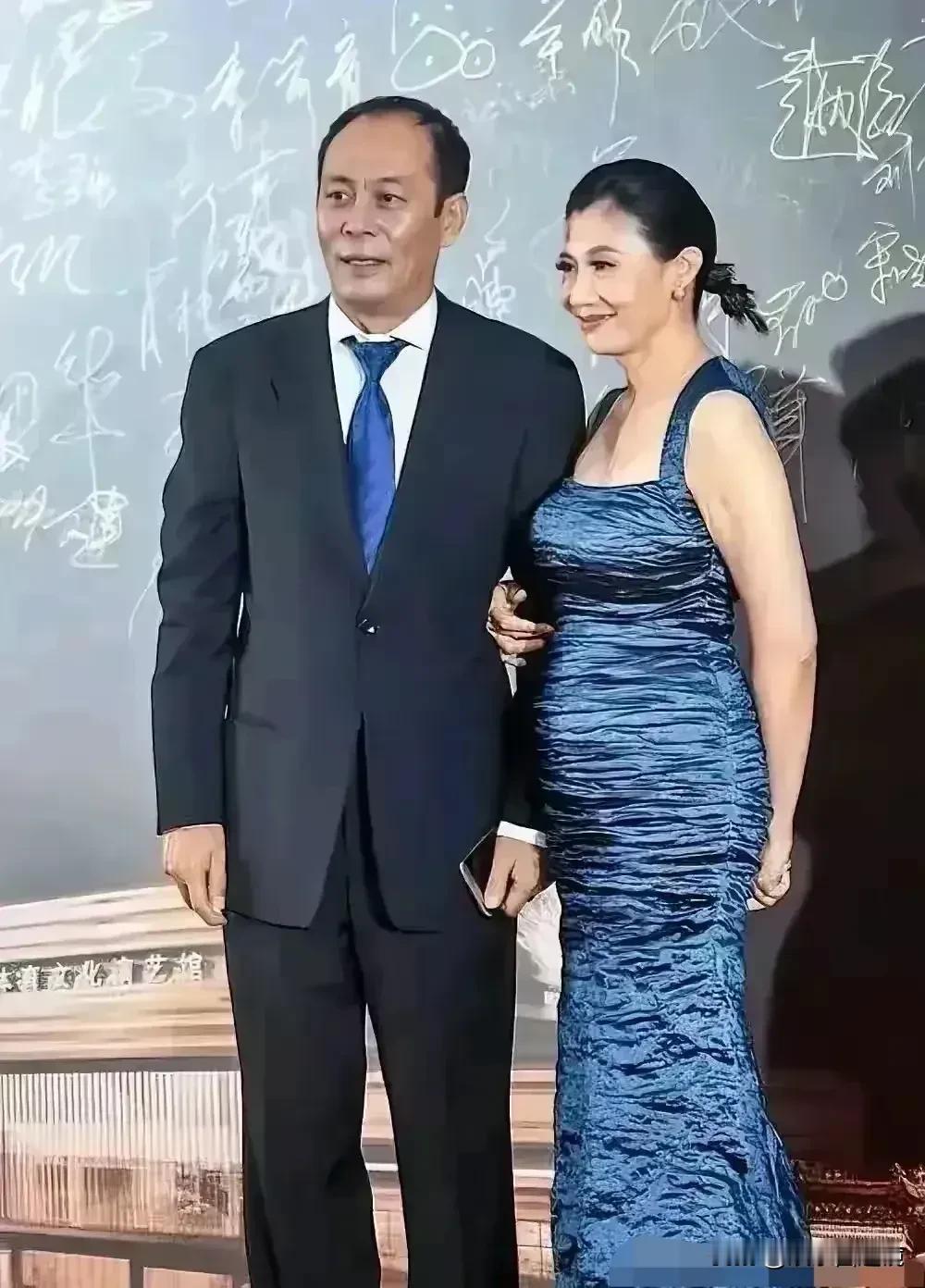 说真的，女人胖成这样，真不应该穿这样的礼服。
这样的衣服只会自暴其丑，更加凸显其