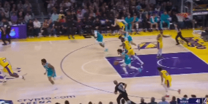 这球詹姆斯为什么不跳？怕成背景板还是？