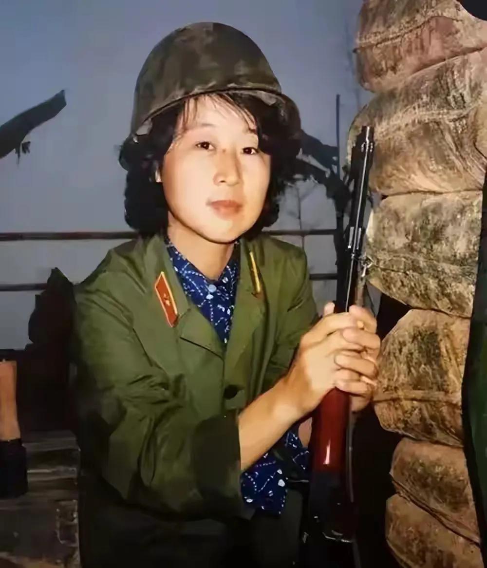 1978年，一头公狼走到军营附近。卫兵刚要开枪射击，没想到，公狼却趴了下来。大家