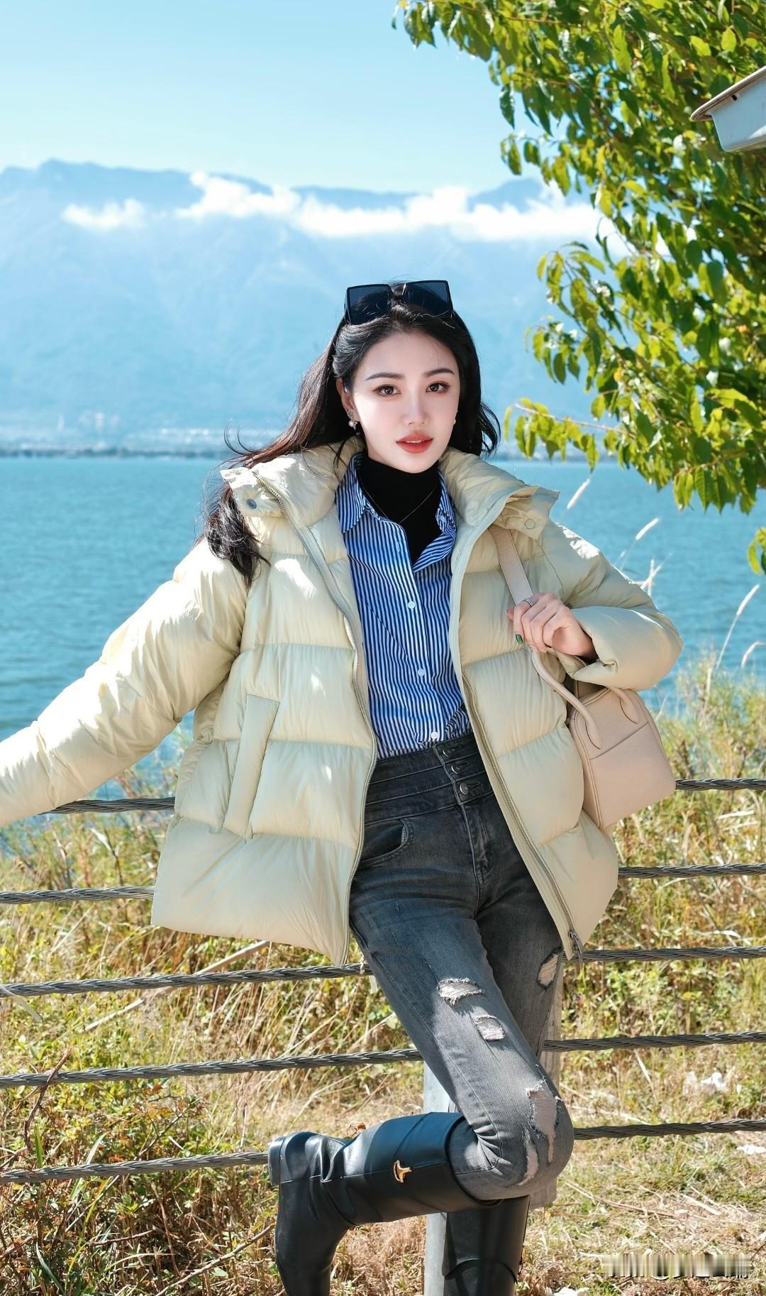 阳光下的少女，海边的自由时光。