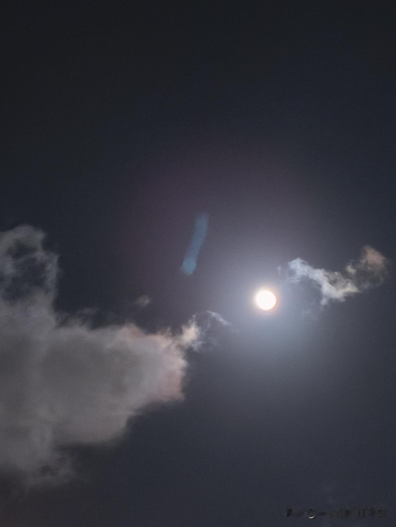 今晚的超级月亮你欣赏了吗？真是漂亮极了！遗憾的是我的手机拍出来怎么差那么多？看别