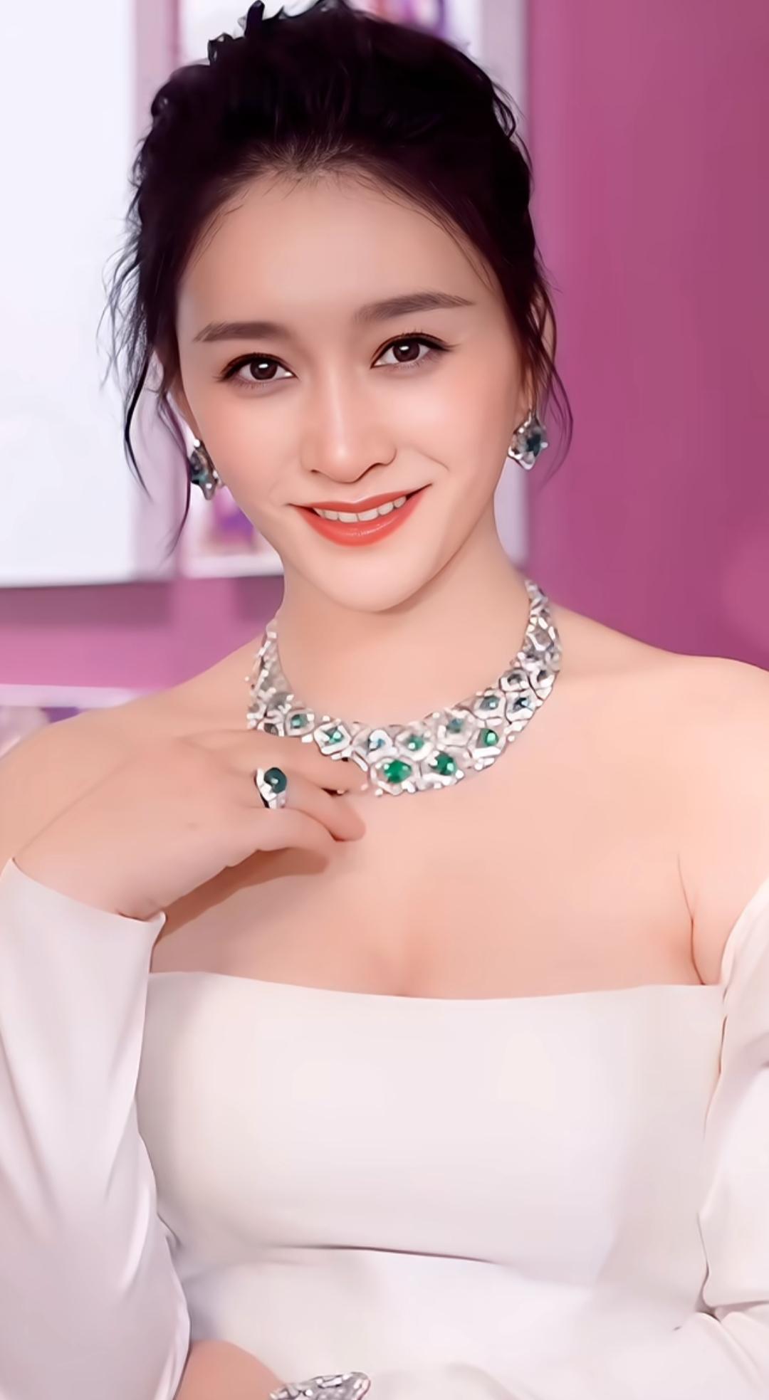 有件事我始终想不通，上帝到底给李小冉关上了哪扇窗？现在我是看明白了！

论事业，