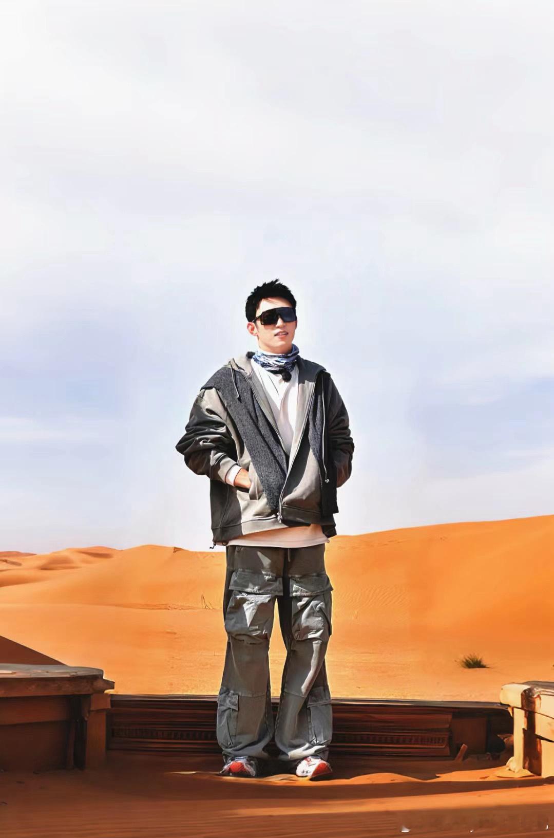 #黄景瑜王安宇同框#黄景瑜你怎么这么帅！两人同框也太养眼了吧[哇]。#黄景瑜看王