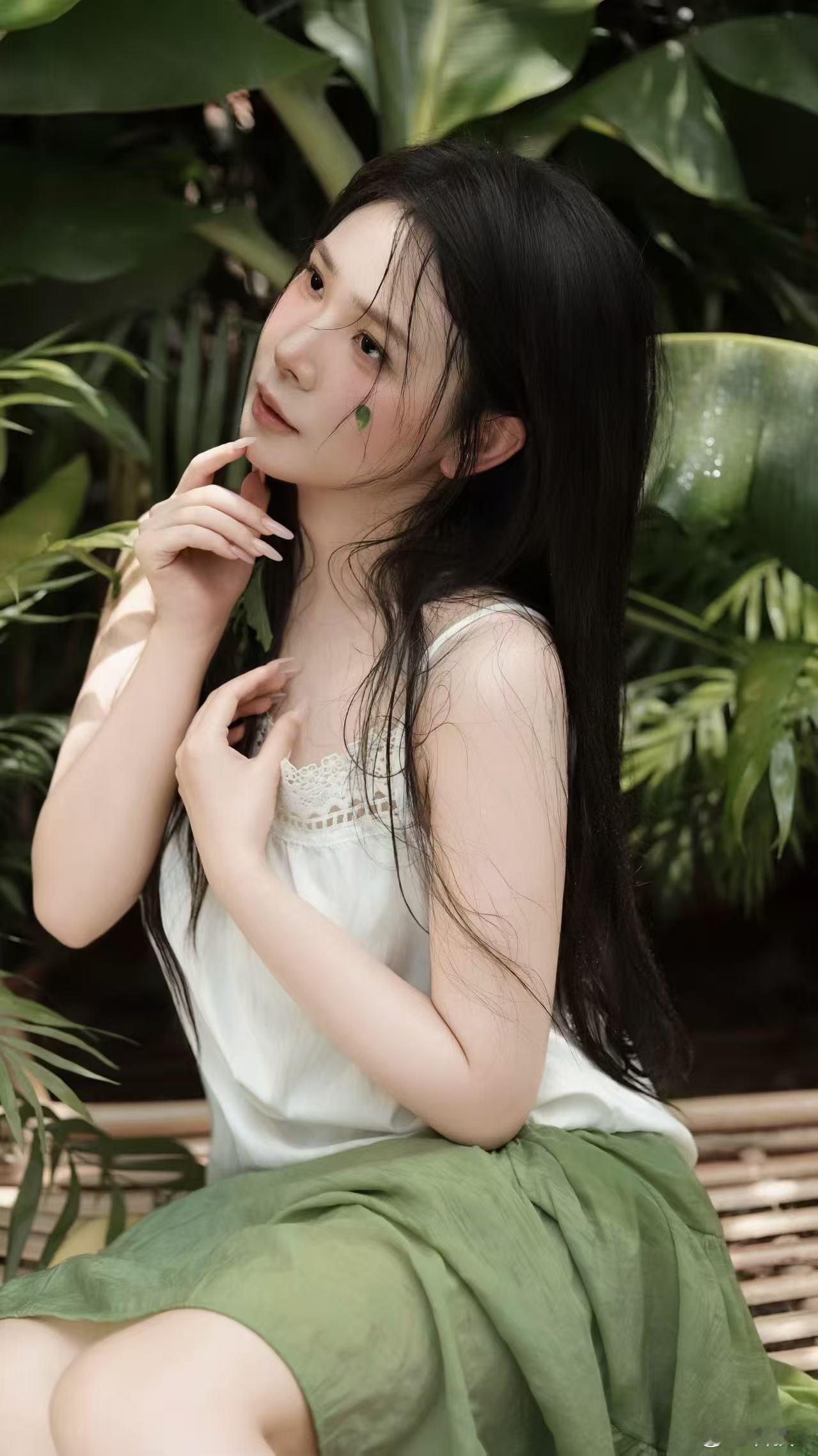 脸上贴片叶子，是不是就能进行光合作用啦？☀️ 