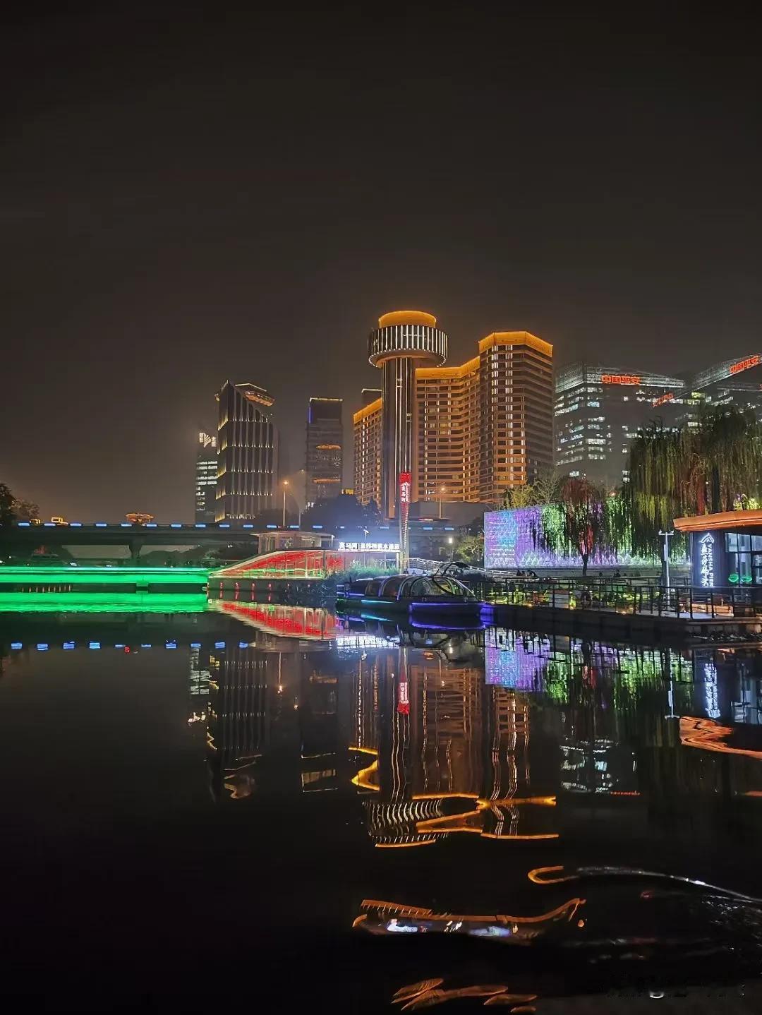 深秋时节，凉而不冷。在亮马河游船上品略由BOE（京东方）倾力打造的“亮马河铂宫闸