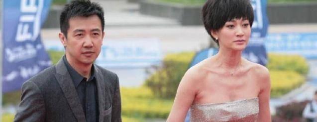 2010年，李小冉被前男友用艾滋针头抵住喉咙吓得她哭泣求饶，他放过了李小冉，转身