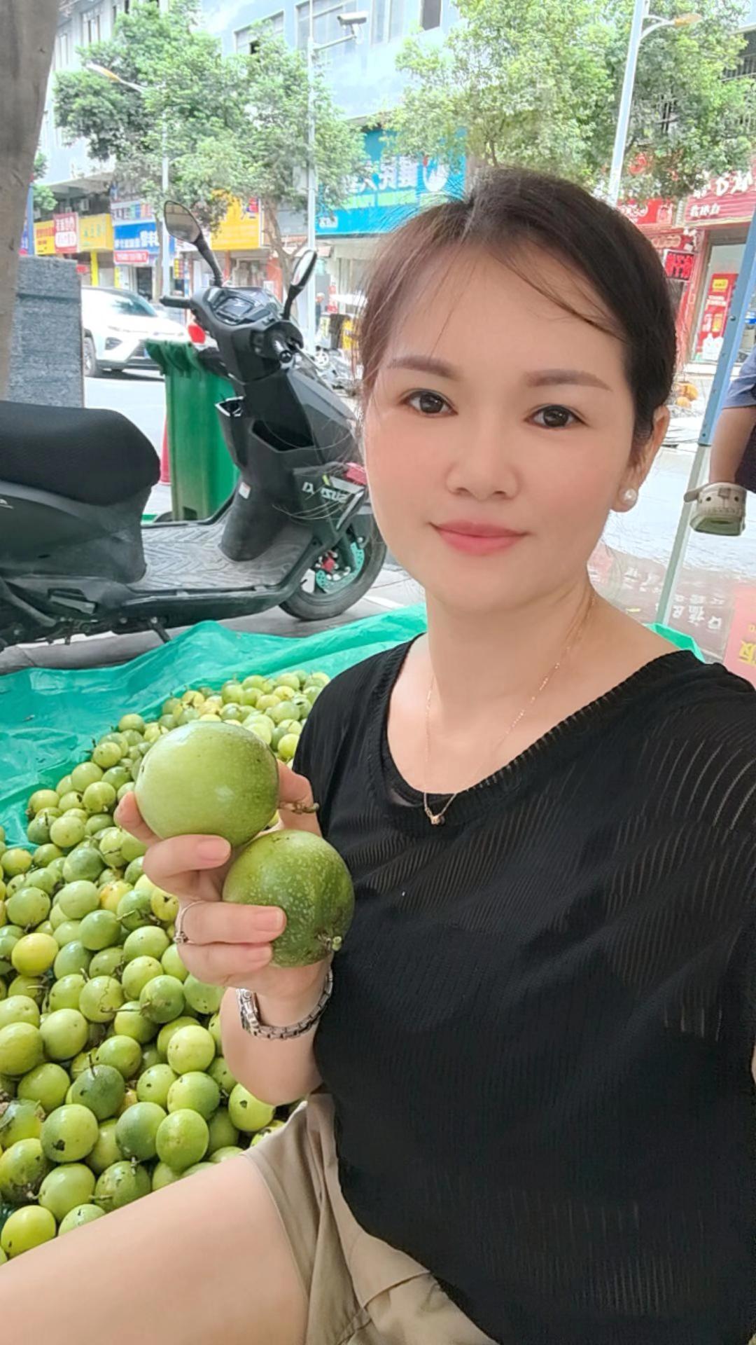 没得老公，带着一个四岁的孩子，为了生活，又来摆地摊了家人们！