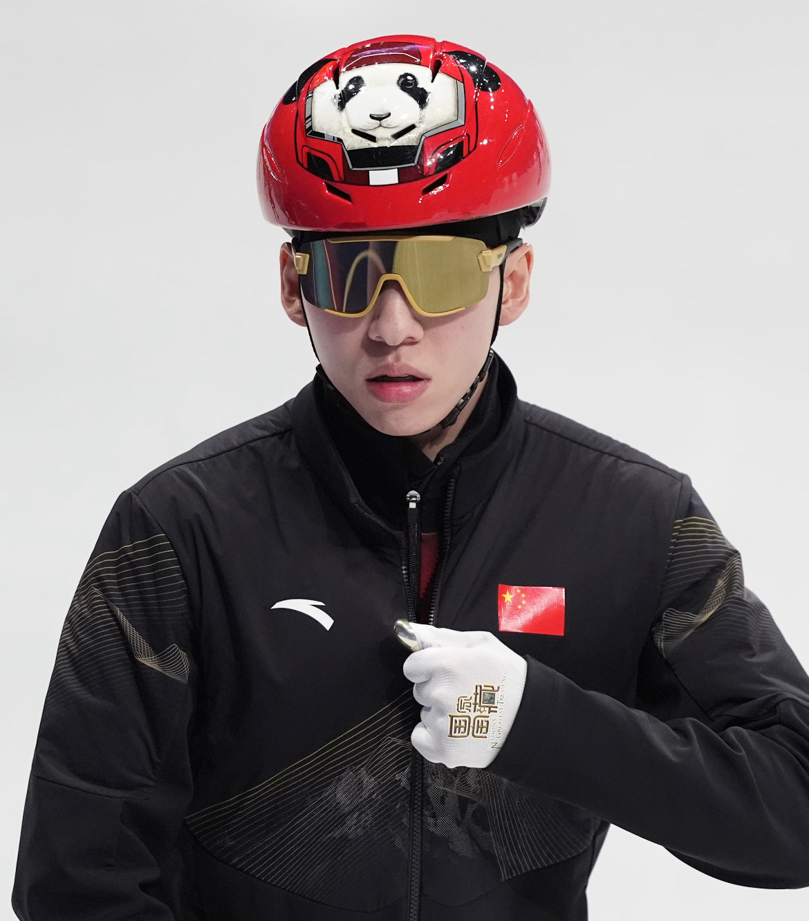 男子短道速滑1000米预赛林孝埈晋级虽然我的关注点有点歪了，但有没有人觉得这个熊