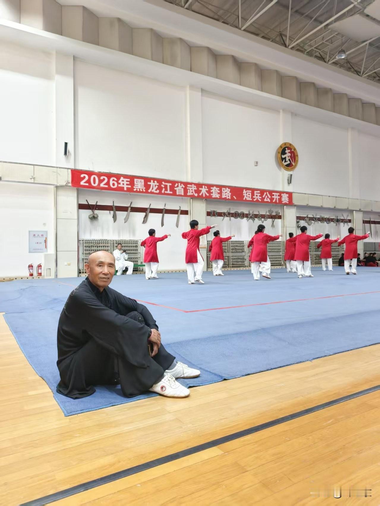 武者颂
拳风凌厉震苍穹，
剑舞长穗别样红。
刀光寒影耀天地，
请续句……
（纸扇