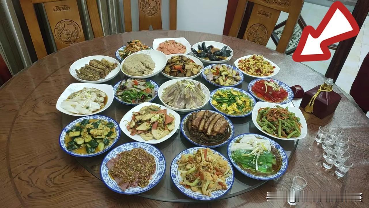 推开家门就被这桌菜香勾住了魂，大圆桌上摆得满满当当，梅菜扣肉油光锃亮，凉拌菜清爽