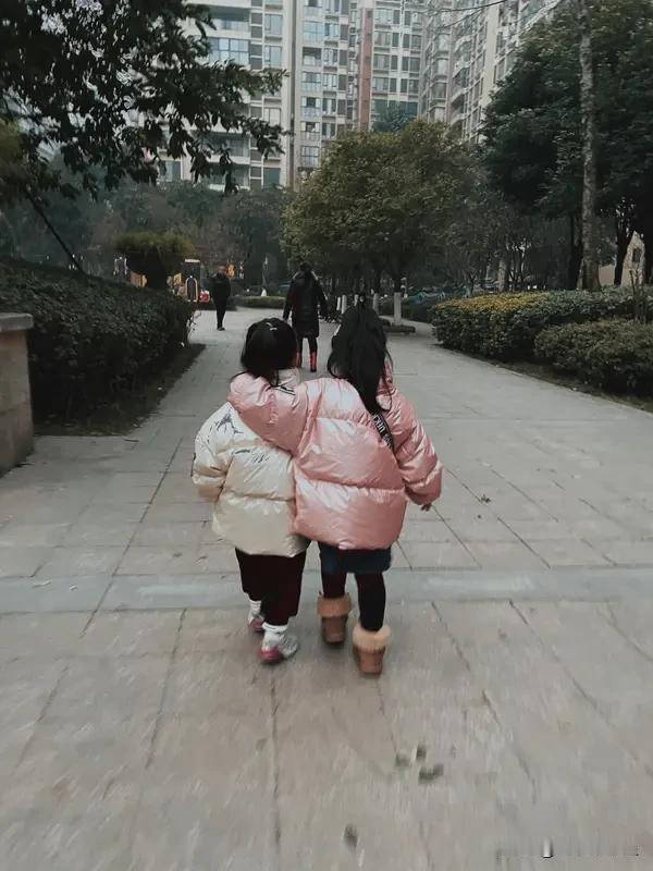 有人肯吃亏，有人也不会把别人的多付出当成理所当然。我家就这样，我爸就说每一辈都有