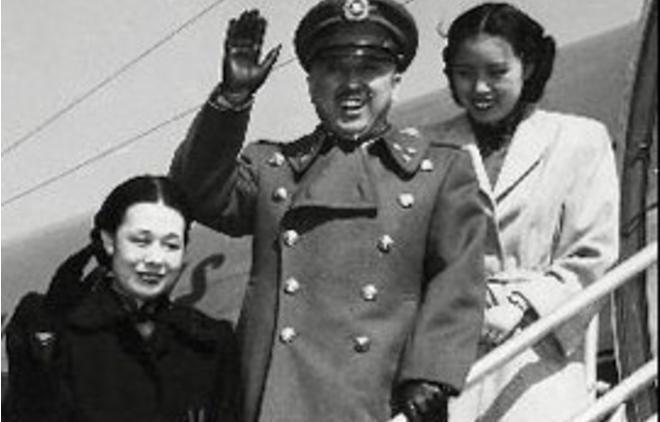 1955年，身为国民党头等战犯的卫立煌，在周总理的邀请下回到祖国大陆，不仅有共和