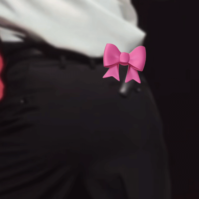 何衍朝[超话] 捡到的图，但是这个地方就应该带上🎀[淡淡的] ​​​