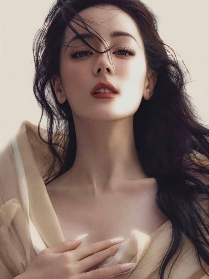 被美貌暴击 