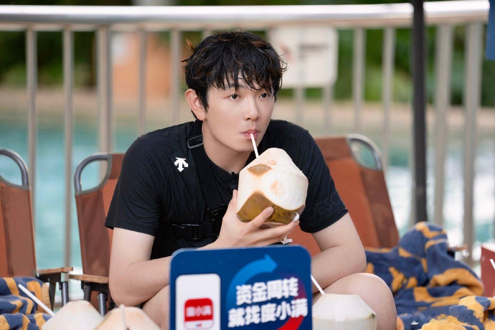 颜人中的唇差点对上徐志胜的嘴 颜人中徐志胜完全就是有点有意思了呀，这可真的是驴唇