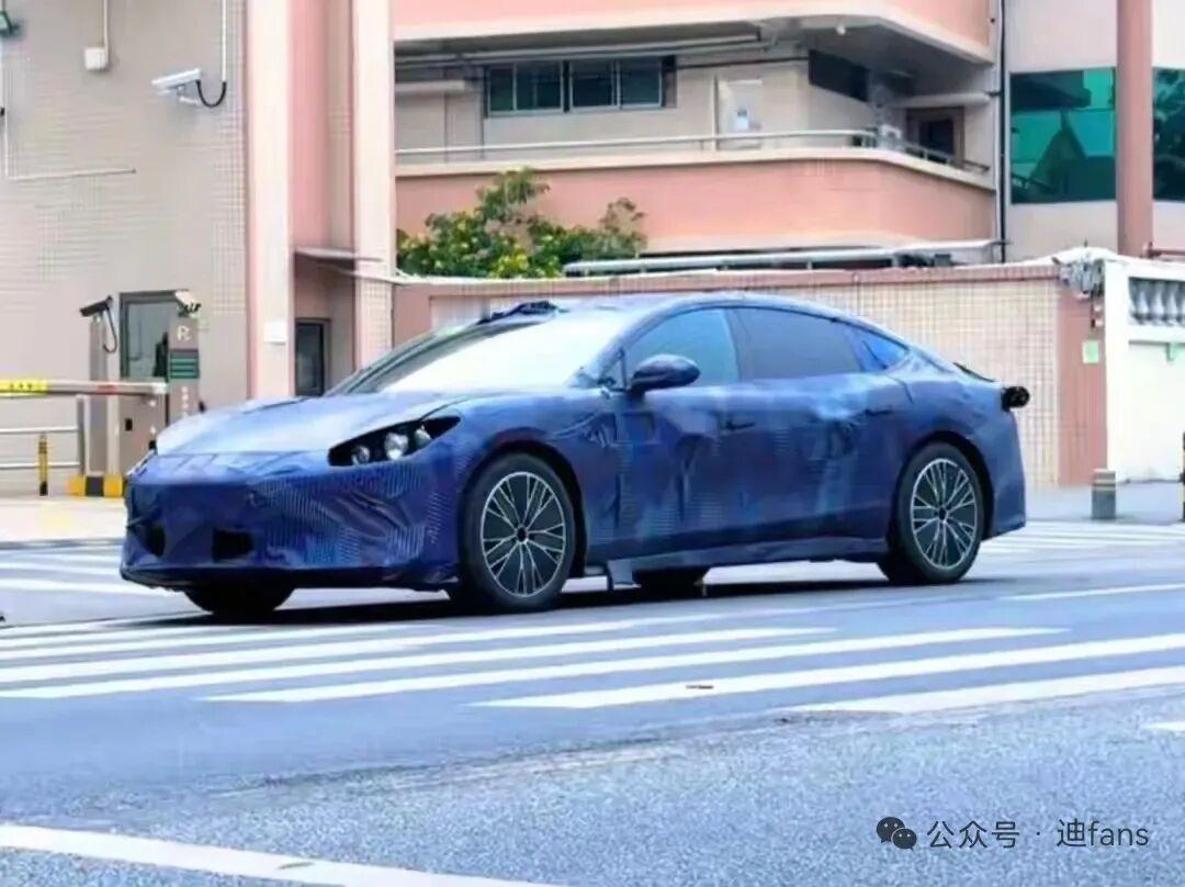 近日，我们从互联网获得一组方程豹首款轿车谍照。新车或定名“镁9”，计划于2026