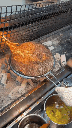 现在的人是真敢想，烧烤架都能玩出花来。
别人是烤串，他是烤“创意”；
别人在研究