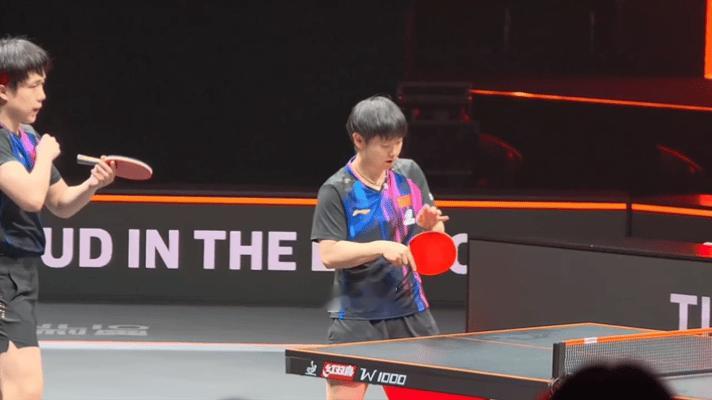 莎莎楚钦，撩衣，擦手，吹手，动作出奇的一致，有人说送去跳水，
被网友的回复给笑晕