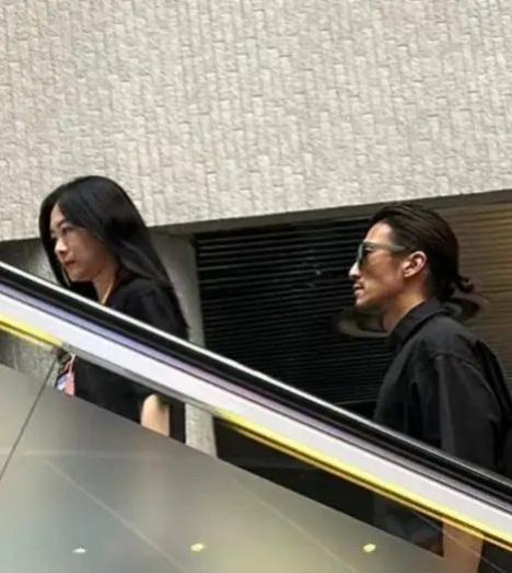 谢霆锋近照，
扎小辫，戴墨镜，
五官刀削一样愈发立体，
几十年过去，他依然酷拽模