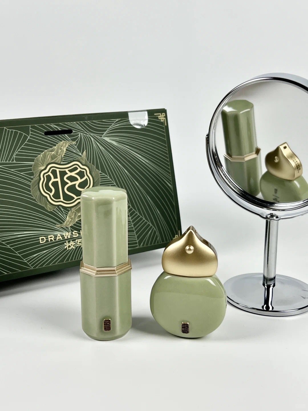 近几年国风盛行，不得不感叹中国文化牛得很ㅤ首先外包装是磨砂质感，触感很高级让人瞬