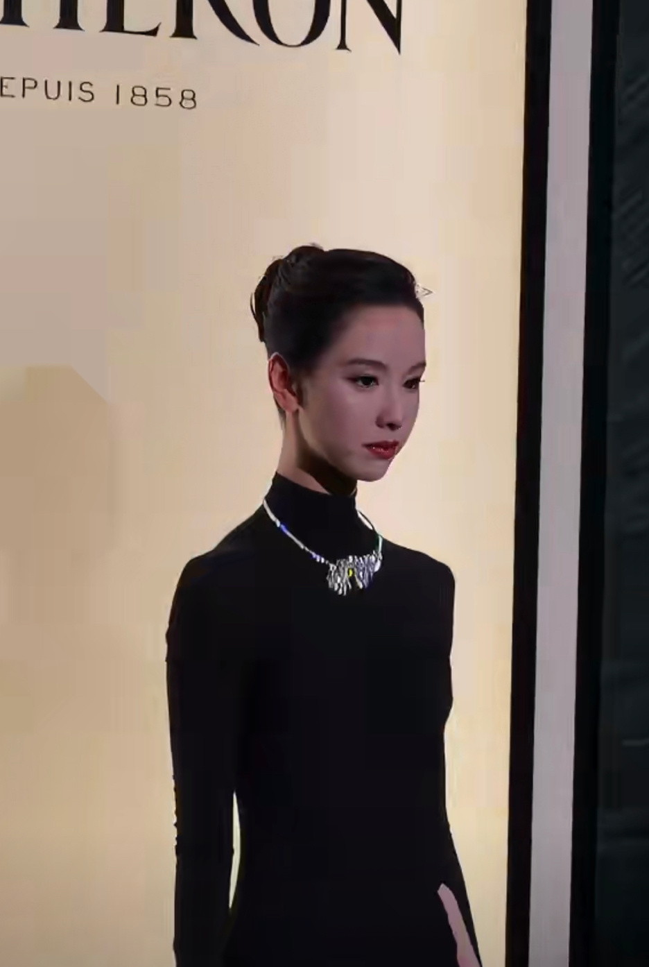 陈都灵盘发黑色礼服裙，优雅高贵的黑天鹅亦是如此🦢 