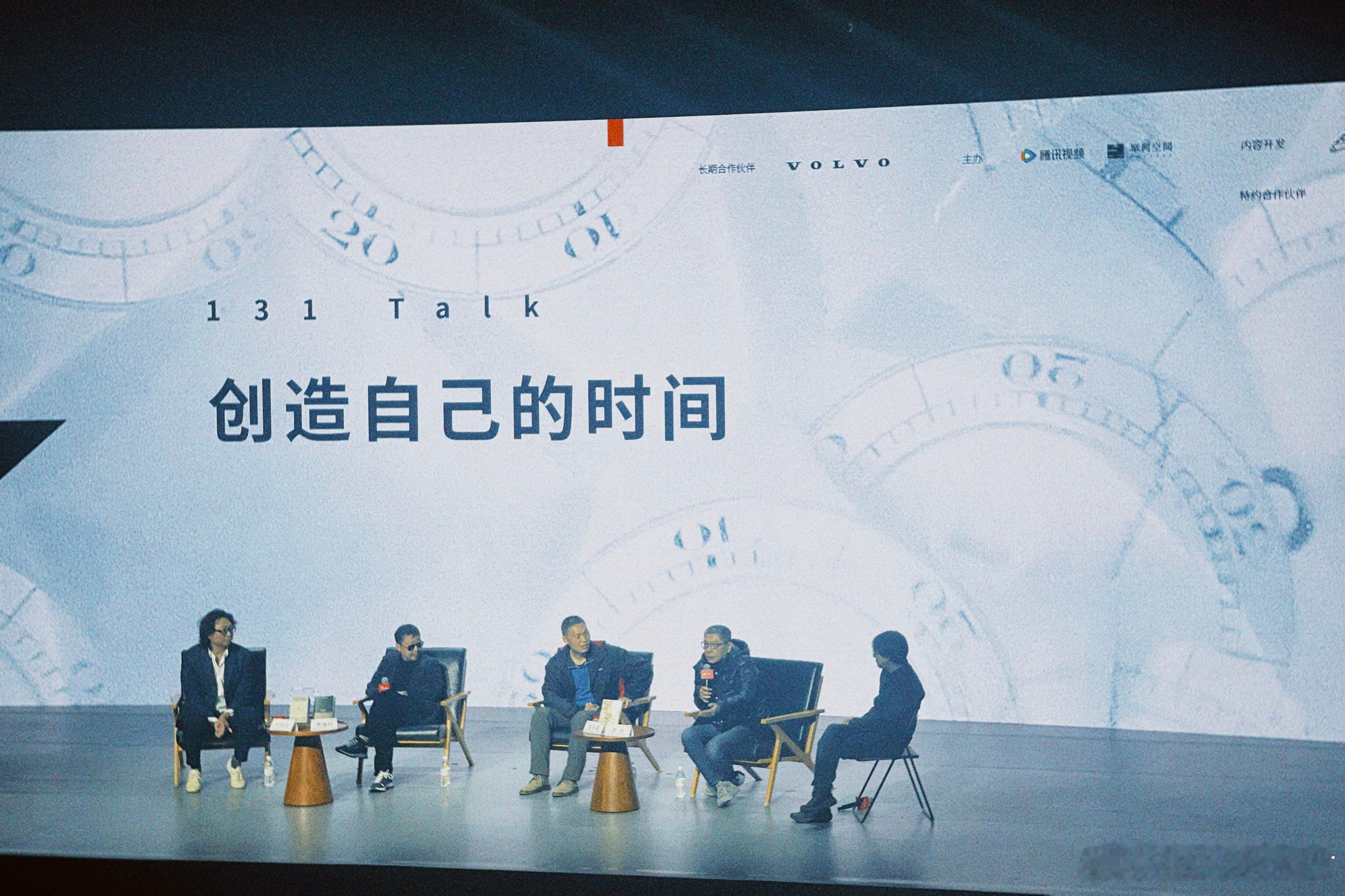在阿那亚参加《十三邀》100期活动，今天下午的对谈里陈嘉映老师的发言一如既往的令