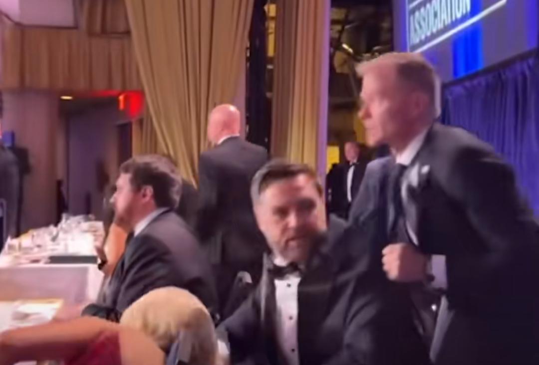 “为什么先救万斯？”这是白宫晚宴枪击案后，很多人的疑问。
在视频中可以看到，特勤