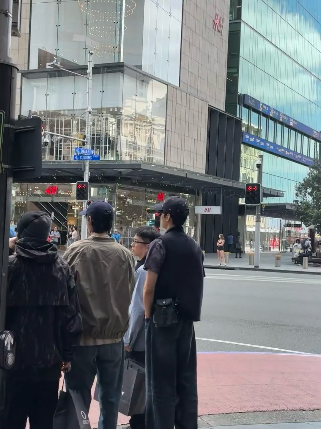 龚俊前往新西兰录制新综艺，结果被当地网友偶遇在lv店买买买怎么一落地新西兰就去扫