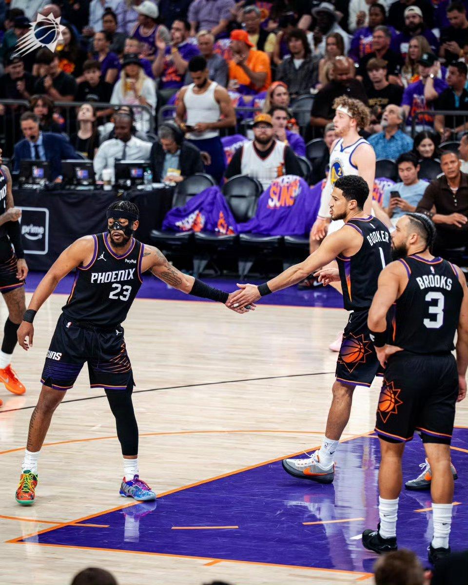 33-15！布克、格林和狄龙三箭齐发，带队领先18分。还是那句话，继续保持，不能