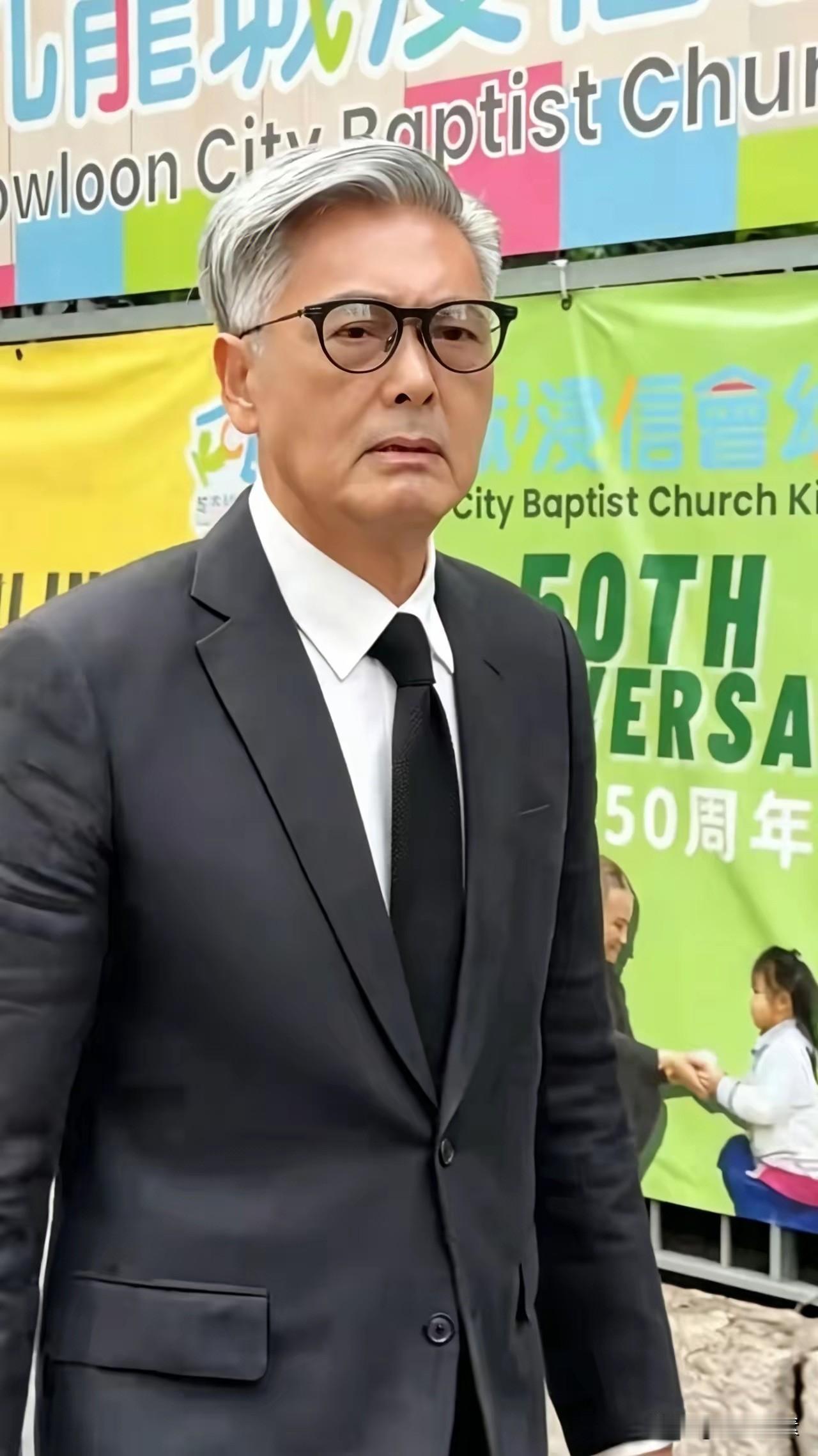 不得不说，英雄也有迟暮时候。
当年的周润发是何等的玉树临风，英武帅气。如今我们的