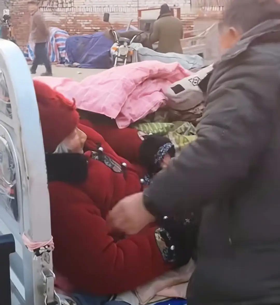 一位大哥拉着年迈的母亲，来到吴营村天安门墙绘前认真拍照，这一幕让人感到特别心酸！