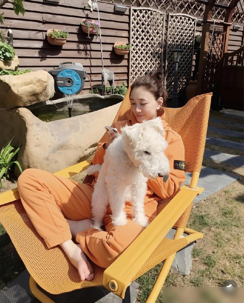录节目现场失控，李小冉拽不住狗绳，当着邓超的面嚎啕大哭，彻底绷不住了。
夜市里