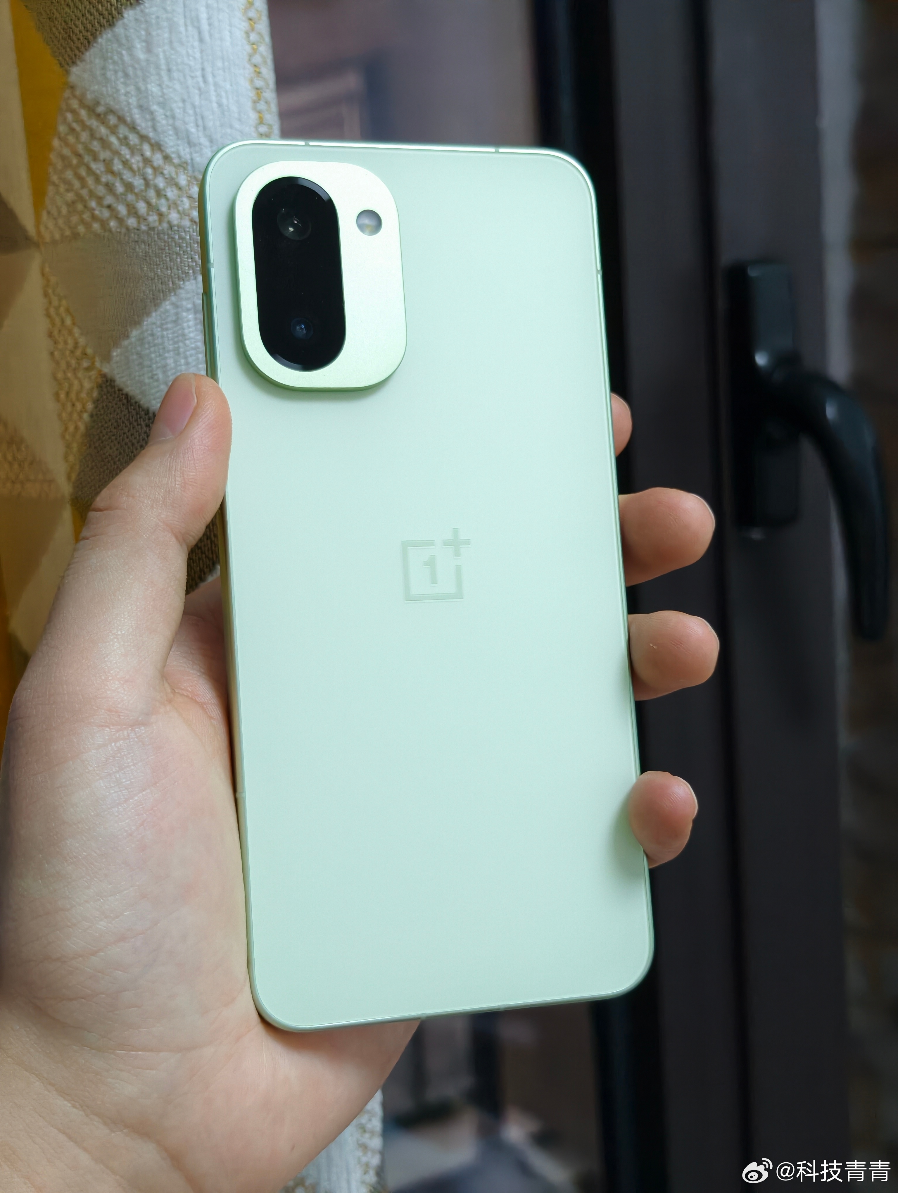 一加Ace 6T这手机作为中端性能旗舰，整体的设计和手感还是很在线的，掠影绿看着